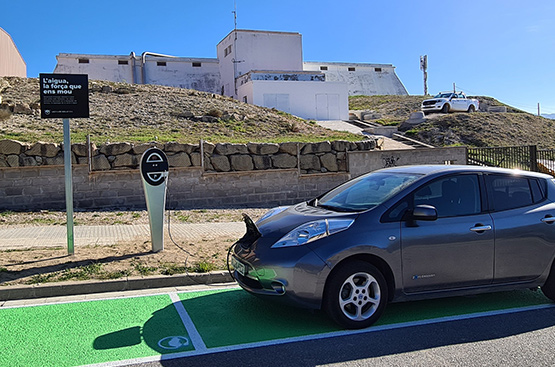 Ir a la noticia Igualada estrena el primer punt de càrrega de vehicles elèctrics de Catalunya amb energia generada per l’aigua